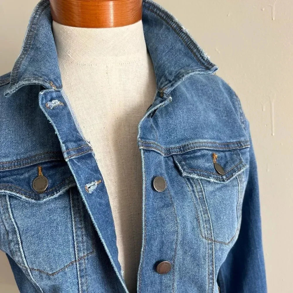Universal Thread Medium Wash Lightly Distressed
Jean Jacket Size Small - Picture 9 of 14